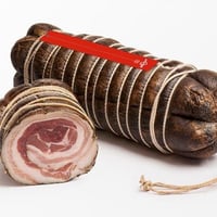Pancetta casereccia nera con aglio metà